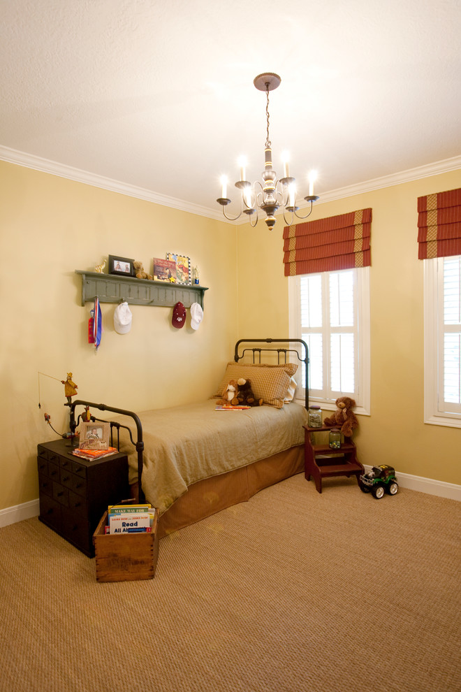 Пример оригинального дизайна: детская среднего размера в классическом стиле с спальным местом, бежевыми стенами и ковровым покрытием для ребенка от 4 до 10 лет, мальчика
