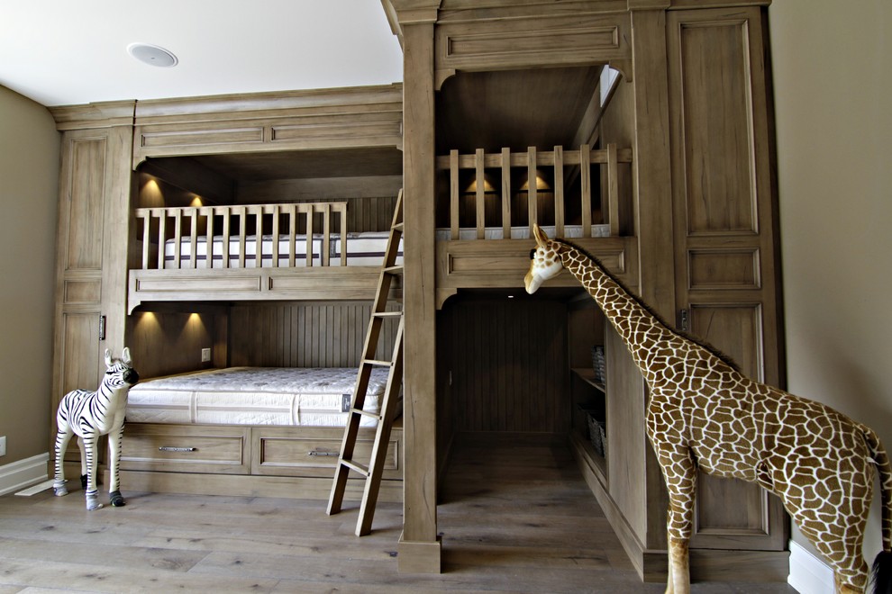 Idée de décoration pour une chambre d'enfant tradition de taille moyenne avec un mur marron et un sol en bois brun.