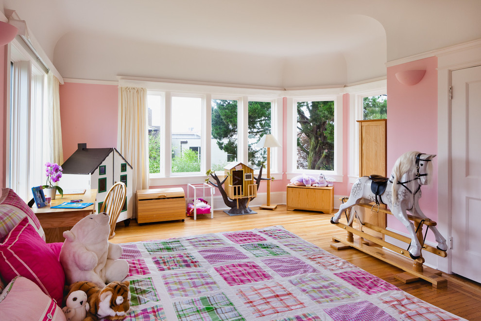 На фото: детская в классическом стиле с розовыми стенами, паркетным полом среднего тона и спальным местом для ребенка от 4 до 10 лет, девочки с