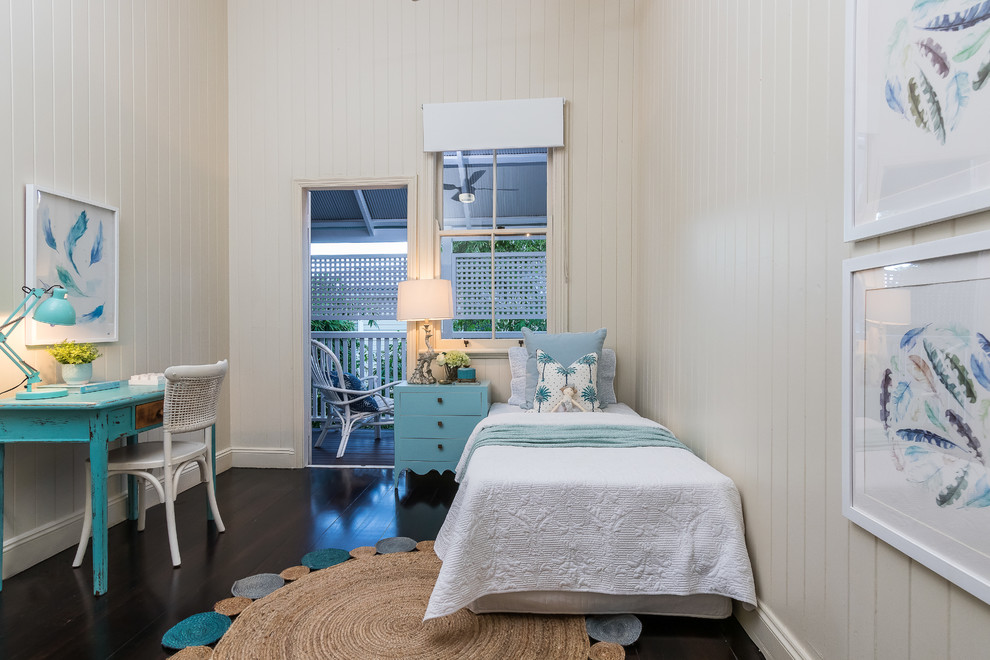 Klassisches Mädchenzimmer mit Schlafplatz, beiger Wandfarbe, dunklem Holzboden und braunem Boden in Brisbane