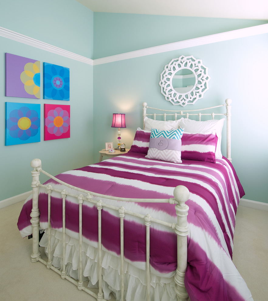 На фото: детская среднего размера в современном стиле с спальным местом, белыми стенами, ковровым покрытием и бежевым полом для ребенка от 4 до 10 лет, девочки