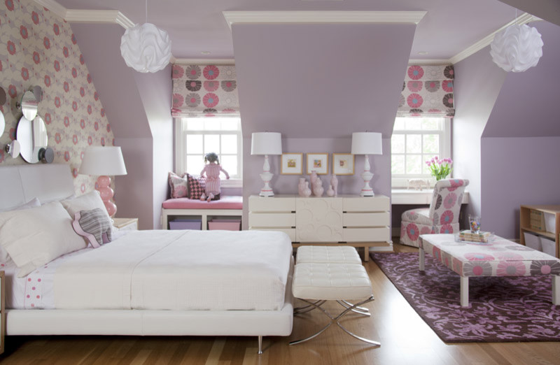 Пример оригинального дизайна: большая детская в классическом стиле с спальным местом, светлым паркетным полом и разноцветными стенами для ребенка от 4 до 10 лет, девочки