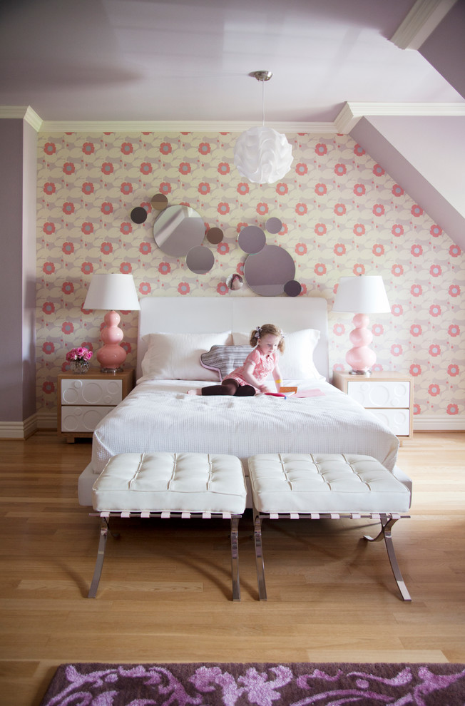 Klassisk inredning av ett stort flickrum kombinerat med sovrum och för 4-10-åringar, med ljust trägolv och flerfärgade väggar