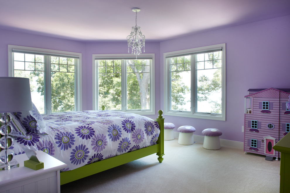 Foto på ett stort funkis flickrum kombinerat med sovrum och för 4-10-åringar, med lila väggar, heltäckningsmatta och beiget golv