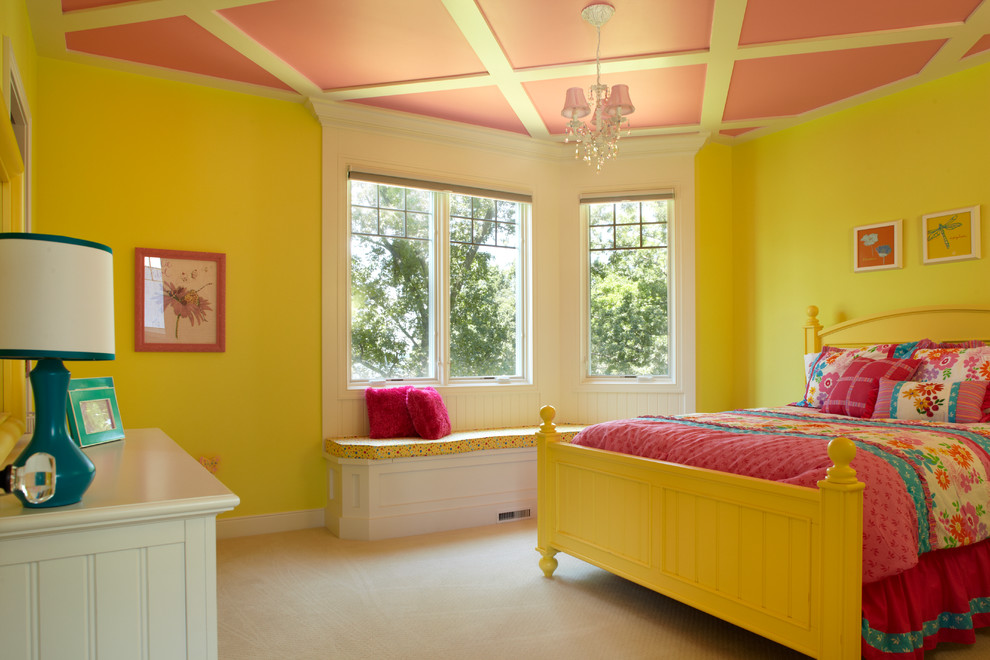 Exempel på ett klassiskt barnrum kombinerat med sovrum, med gula väggar och heltäckningsmatta