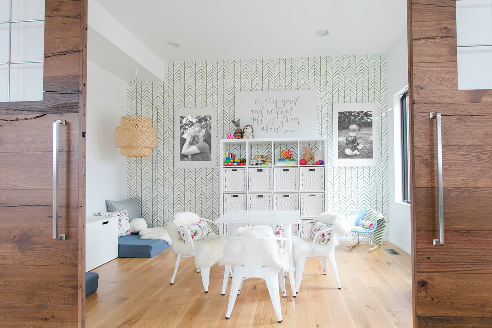 Mittelgroßes, Neutrales Modernes Kinderzimmer mit Spielecke, weißer Wandfarbe, hellem Holzboden und braunem Boden in Cleveland