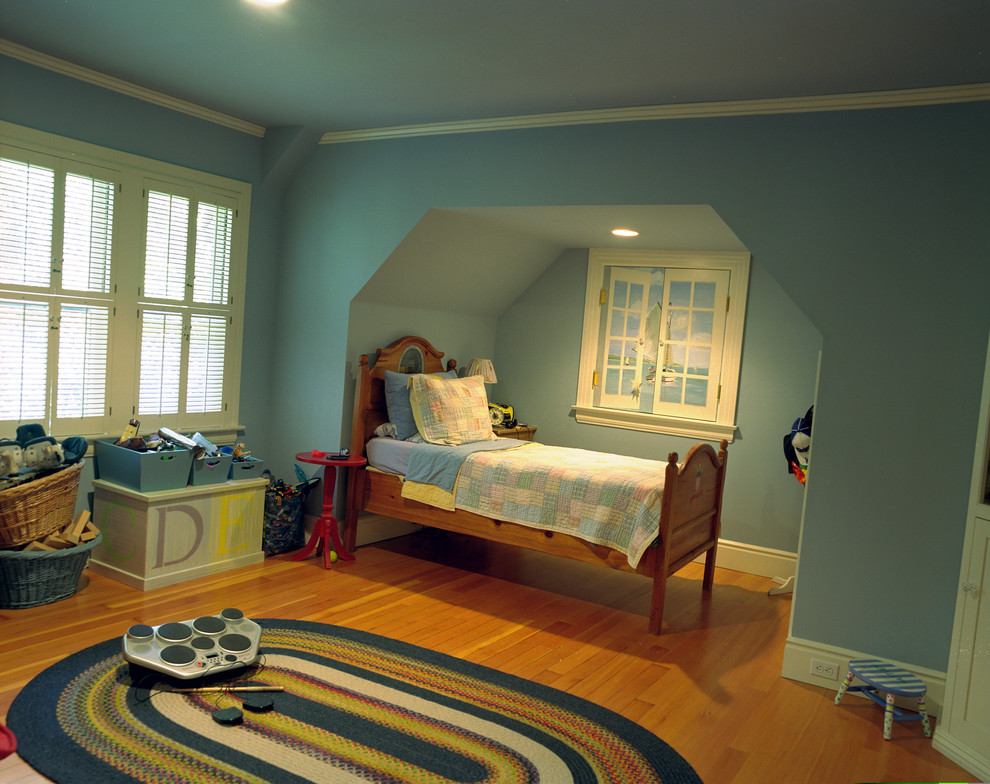 Ejemplo de dormitorio infantil clásico con paredes azules