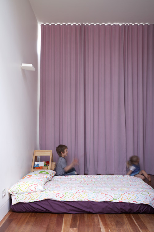 Idées déco pour une chambre d'enfant de 4 à 10 ans contemporaine de taille moyenne avec un mur blanc et parquet clair.