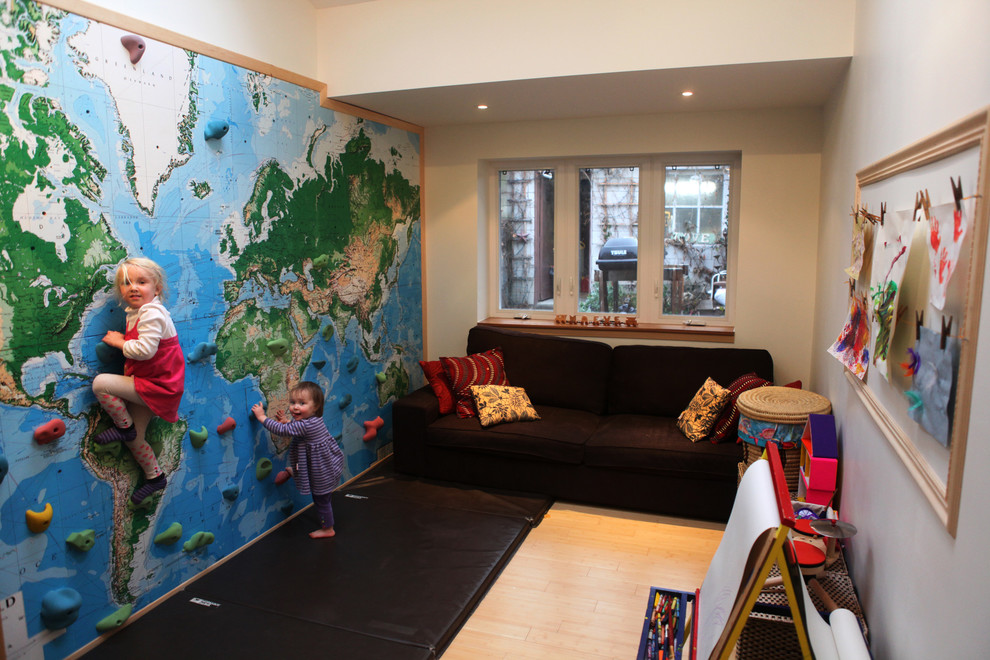 Neutrales Stilmix Kinderzimmer mit Spielecke und hellem Holzboden in Seattle