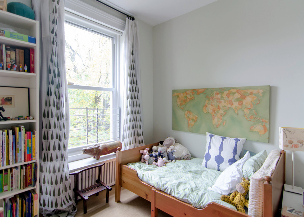 Bild på ett eklektiskt könsneutralt barnrum kombinerat med sovrum och för 4-10-åringar, med vita väggar