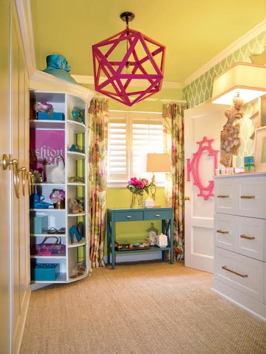 Ispirazione per una cameretta per bambini eclettica di medie dimensioni con pareti verdi, moquette e pavimento beige
