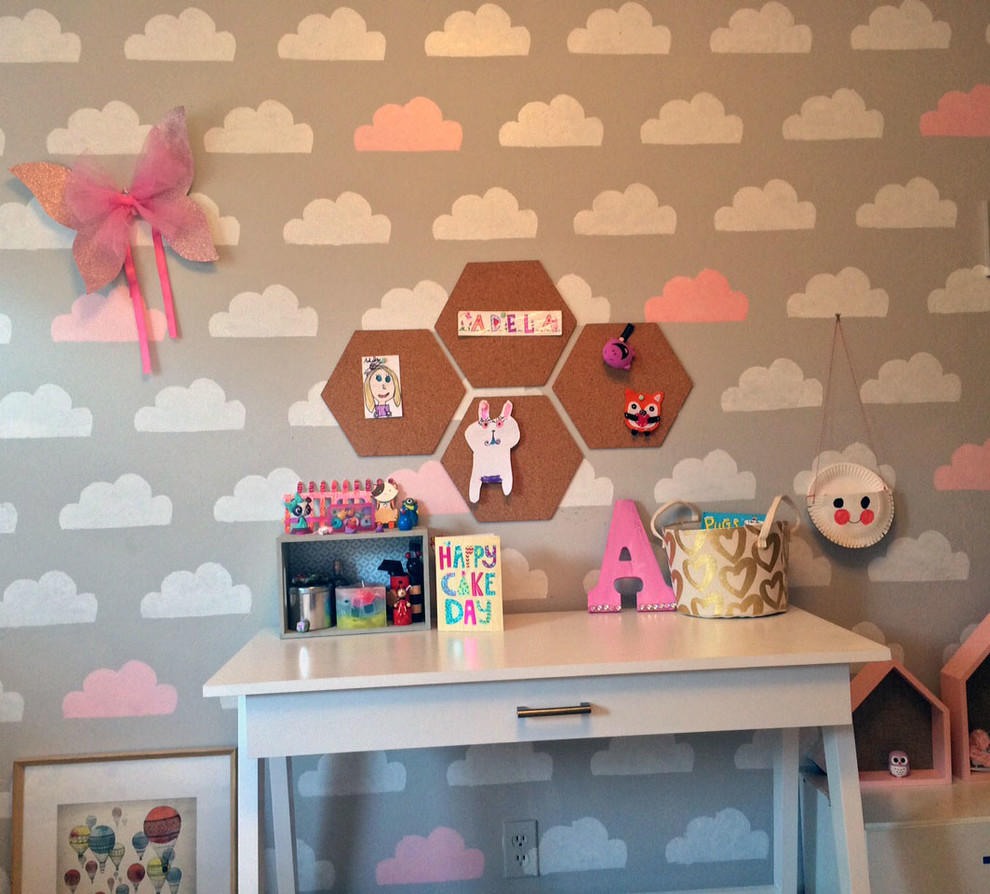 Idée de décoration pour une chambre d'enfant de 4 à 10 ans minimaliste de taille moyenne avec un mur gris.
