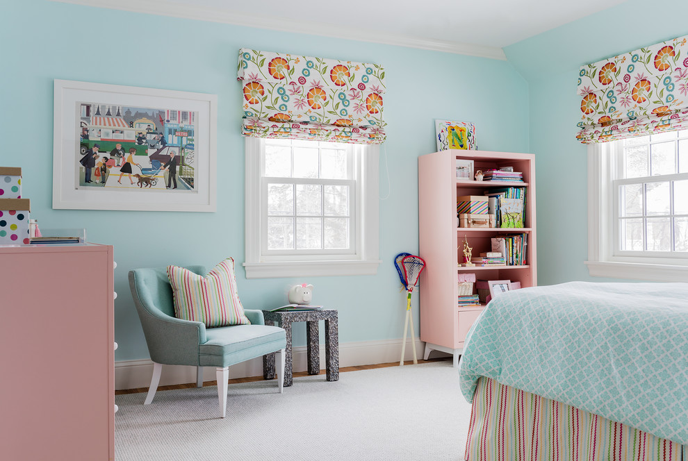 Mittelgroßes Klassisches Kinderzimmer mit Schlafplatz, blauer Wandfarbe, braunem Holzboden und braunem Boden in Boston