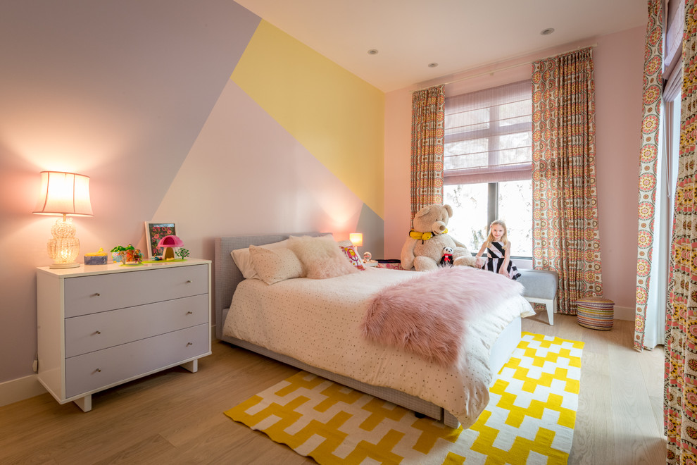 Foto de dormitorio infantil contemporáneo de tamaño medio con paredes multicolor, suelo de madera clara y suelo multicolor