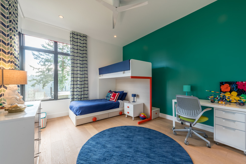 Esempio di una cameretta da bambino design con pareti verdi, parquet chiaro e pavimento beige