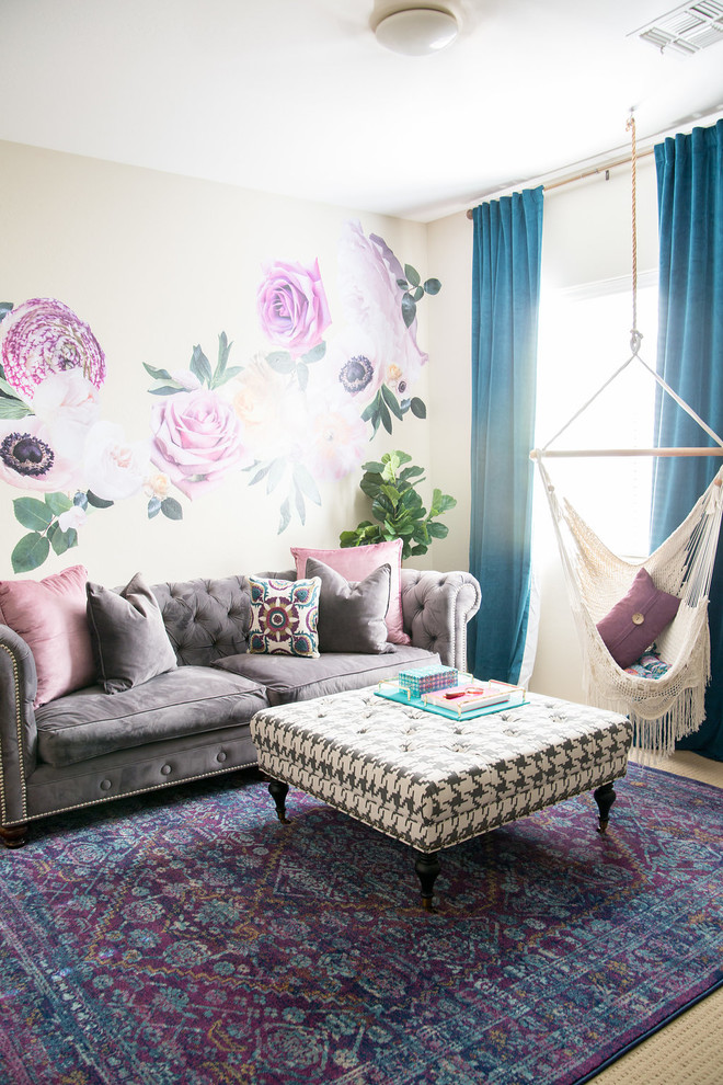Aménagement d'une chambre d'enfant romantique de taille moyenne avec moquette et un mur multicolore.