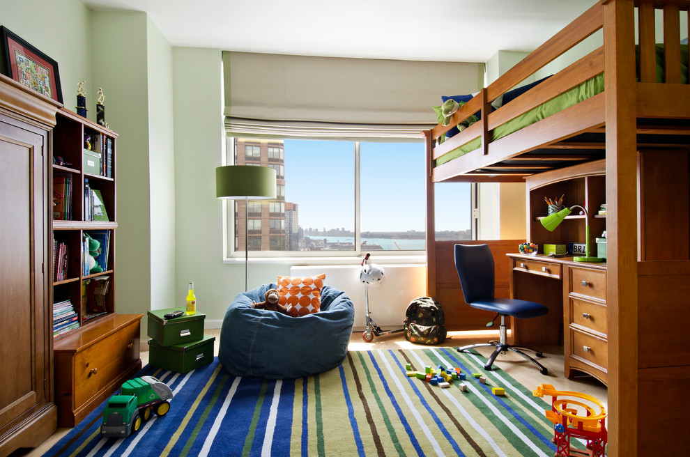 Kleines Klassisches Jungszimmer mit Schlafplatz, grüner Wandfarbe und hellem Holzboden in Miami