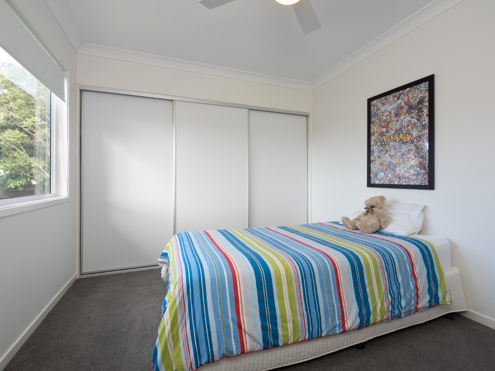 Inspiration för ett mellanstort funkis barnrum kombinerat med sovrum, med vita väggar, heltäckningsmatta och grått golv