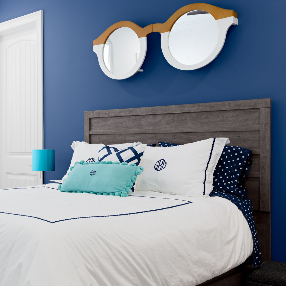 Imagen de dormitorio infantil costero de tamaño medio con paredes azules y moqueta