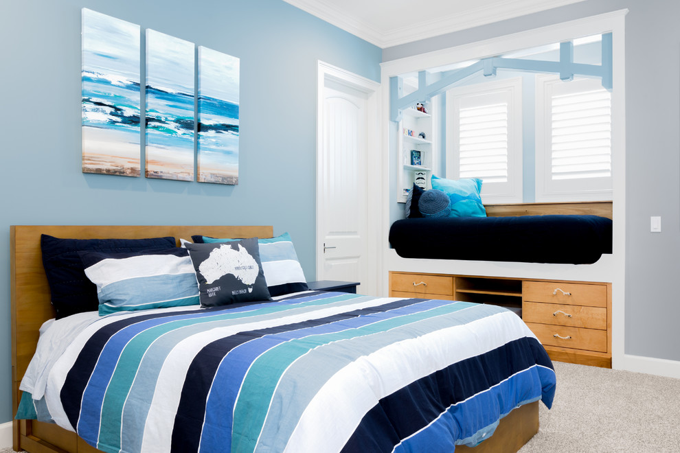 Foto på ett mellanstort maritimt barnrum kombinerat med sovrum, med blå väggar, heltäckningsmatta och grått golv