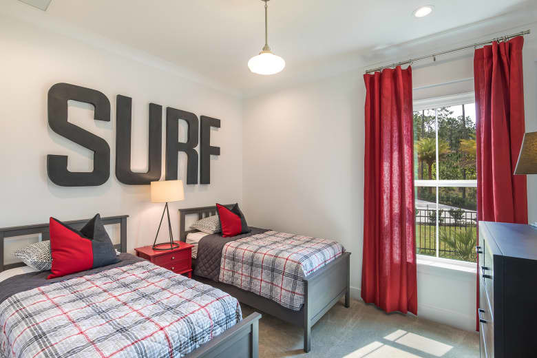 На фото: детская среднего размера в морском стиле с спальным местом, белыми стенами, ковровым покрытием и серым полом для мальчика с