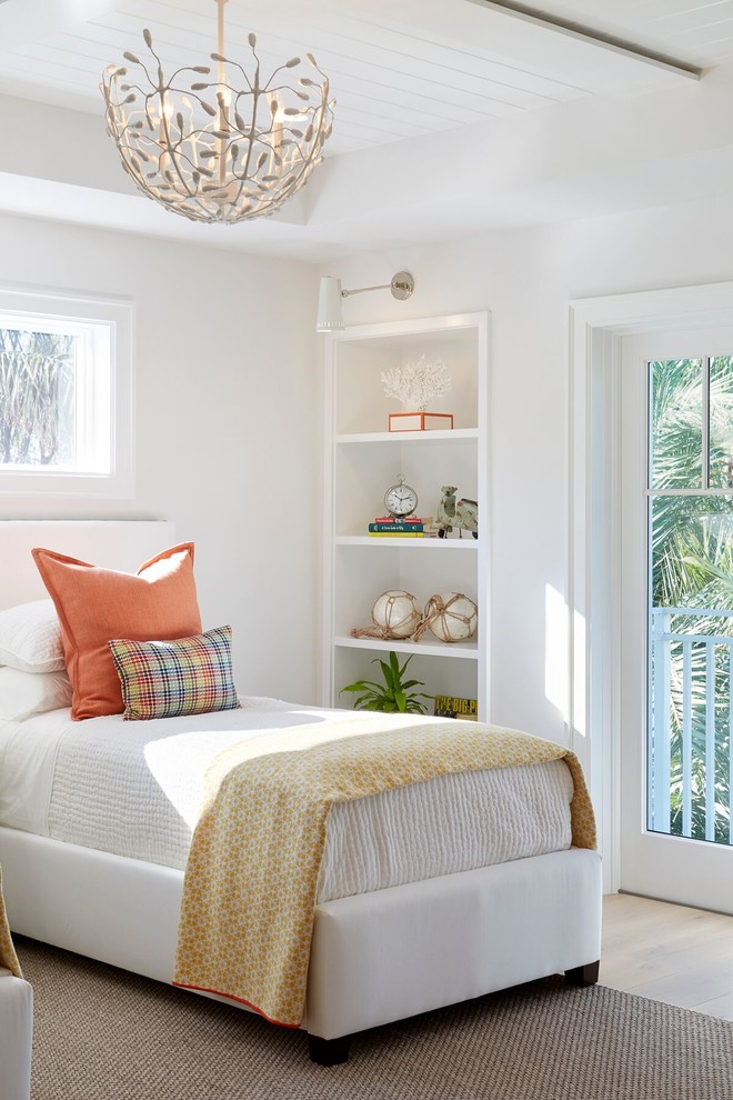 Diseño de dormitorio infantil marinero con paredes blancas, suelo de madera clara y suelo beige