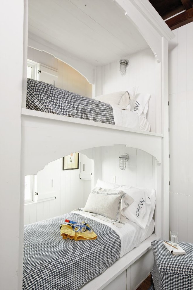 Réalisation d'une chambre d'enfant marine avec un mur blanc et un lit superposé.