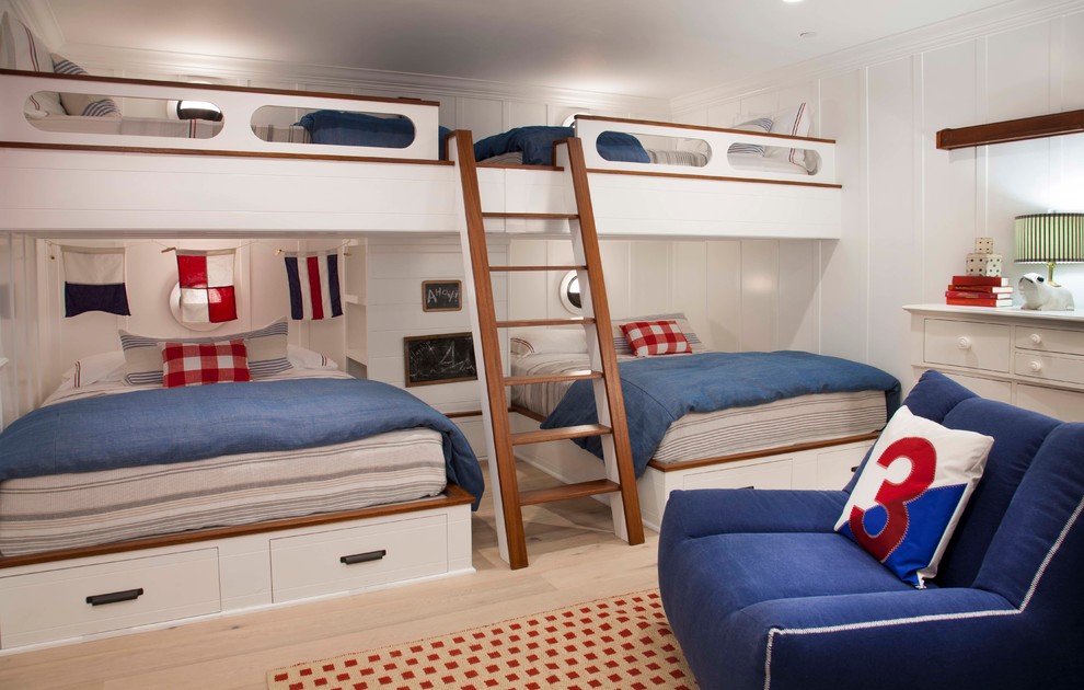 Réalisation d'une chambre d'enfant marine avec parquet clair, un mur blanc et un lit superposé.