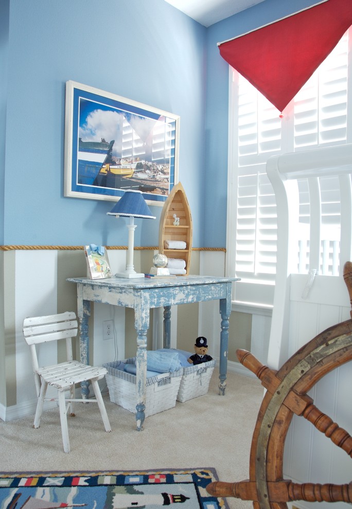 Foto på ett mellanstort maritimt barnrum kombinerat med sovrum, med blå väggar, heltäckningsmatta och beiget golv