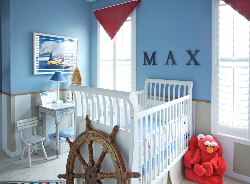 Стильный дизайн: детская среднего размера в морском стиле с спальным местом, синими стенами, ковровым покрытием и бежевым полом для мальчика, ребенка от 1 до 3 лет - последний тренд