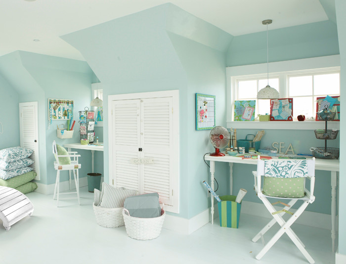 Aménagement d'une chambre d'enfant bord de mer de taille moyenne avec un bureau, un mur bleu et un sol blanc.