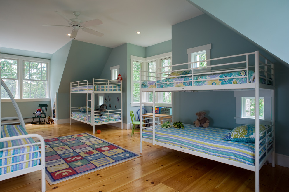 Lantlig inredning av ett barnrum, med blå väggar