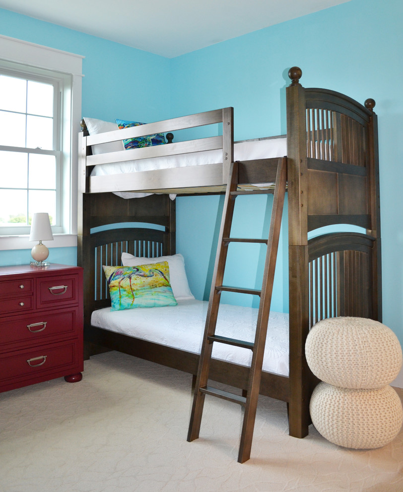 Esempio di una cameretta per bambini da 4 a 10 anni stile marinaro di medie dimensioni con pareti blu, moquette e pavimento beige