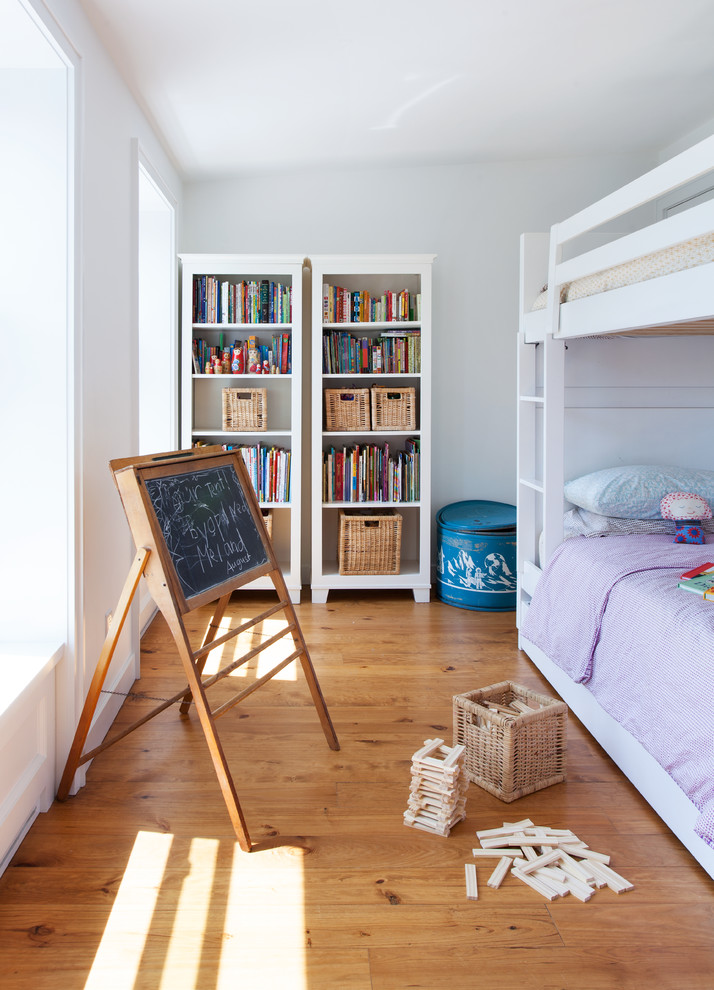 На фото: нейтральная детская среднего размера в современном стиле с спальным местом, белыми стенами, паркетным полом среднего тона и бежевым полом для ребенка от 4 до 10 лет, двоих детей