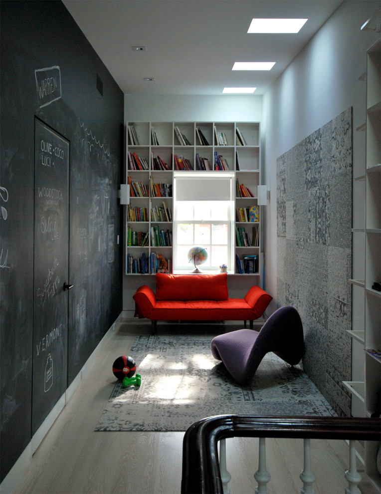 Foto de dormitorio infantil contemporáneo pequeño con moqueta, paredes multicolor y suelo beige
