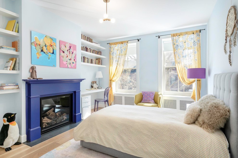 Foto di una cameretta da letto chic con pareti blu, pavimento in legno massello medio e pavimento marrone