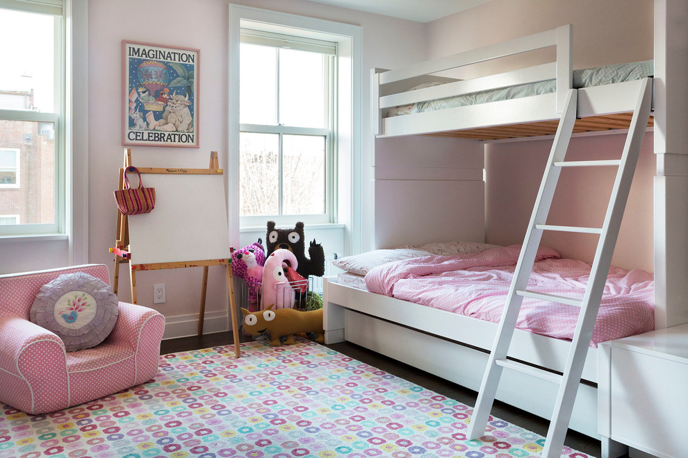 Exemple d'une chambre de fille de 4 à 10 ans chic avec un mur rose.