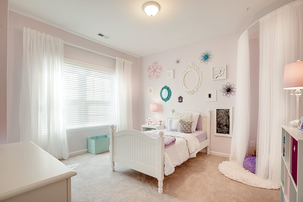 Mittelgroßes Modernes Mädchenzimmer mit Schlafplatz, lila Wandfarbe und Teppichboden in Raleigh