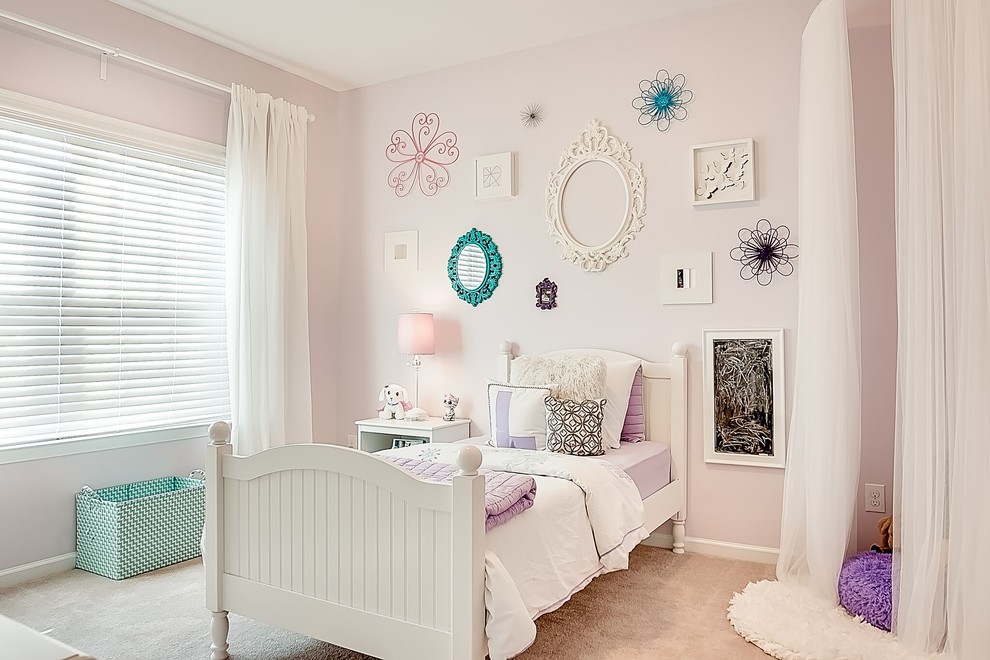 Exempel på ett mellanstort modernt flickrum kombinerat med sovrum och för 4-10-åringar, med lila väggar och heltäckningsmatta