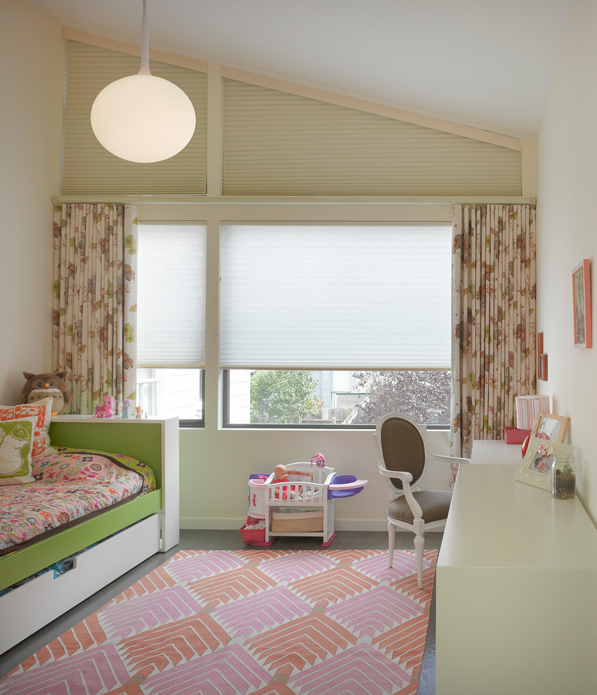 Inspiration för ett stort vintage flickrum kombinerat med sovrum och för 4-10-åringar, med beige väggar, mörkt trägolv och brunt golv