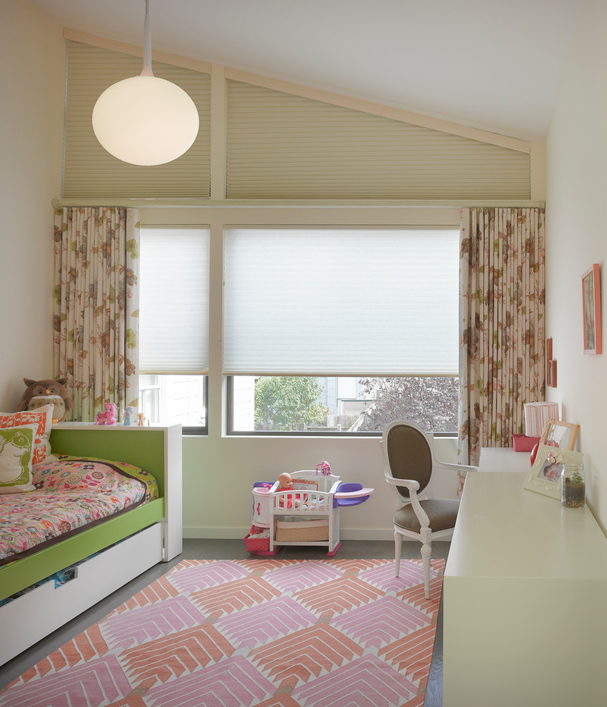 На фото: детская в стиле ретро с спальным местом и белыми стенами для ребенка от 1 до 3 лет, девочки с