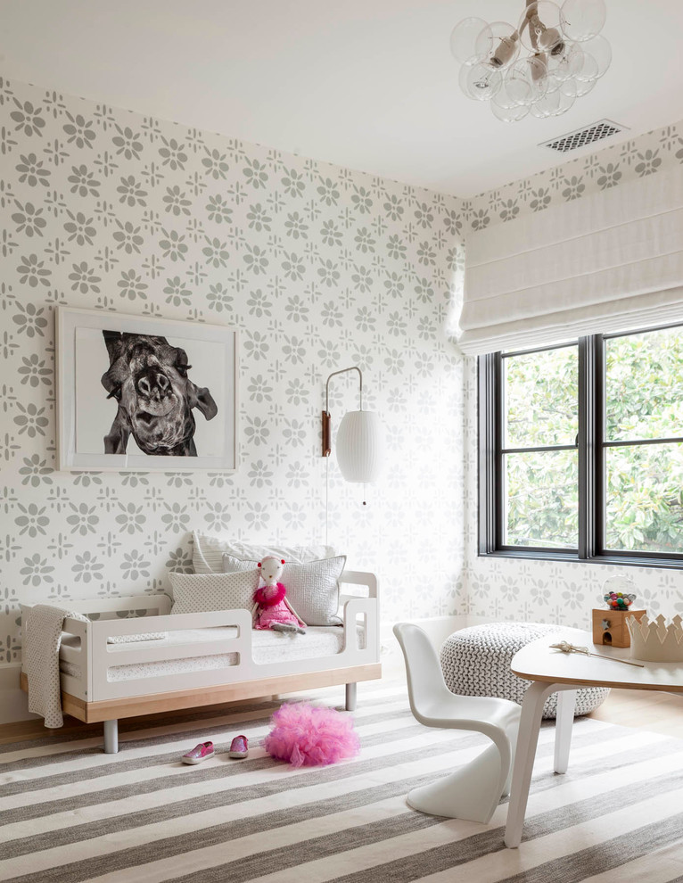 Idéer för mellanstora vintage barnrum kombinerat med sovrum, med flerfärgade väggar, ljust trägolv och brunt golv