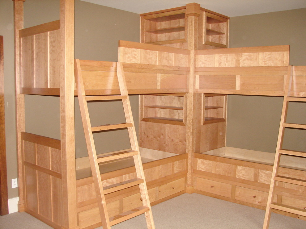 Imagen de dormitorio infantil de 4 a 10 años de tamaño medio con paredes beige y moqueta