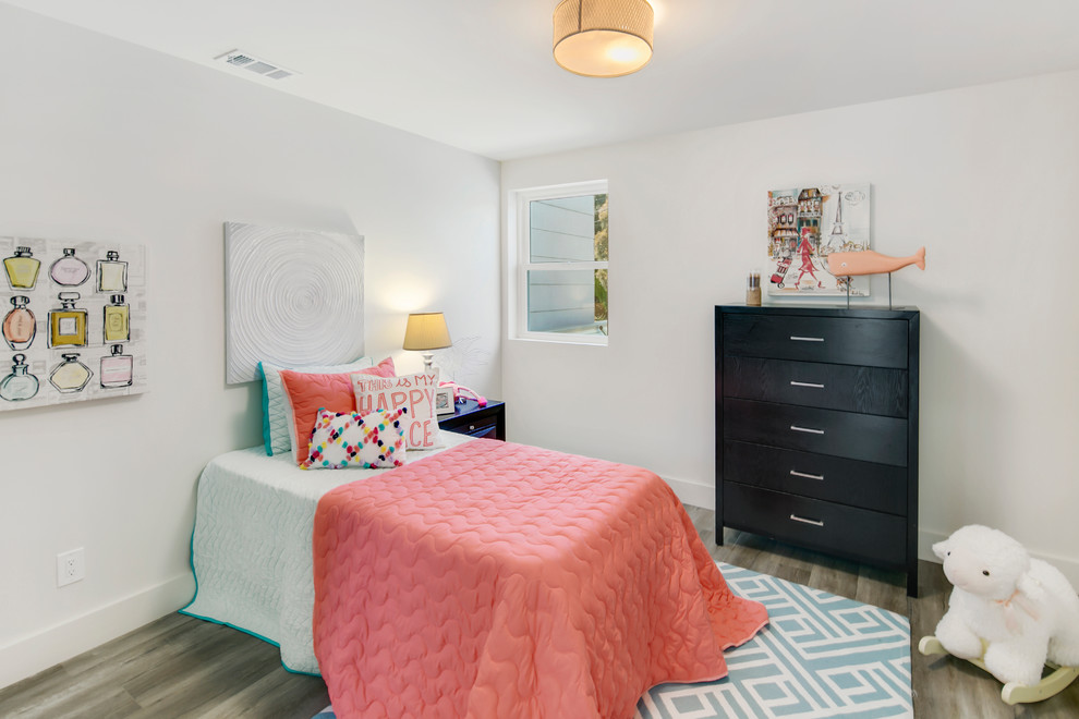 Mittelgroßes Modernes Mädchenzimmer mit Schlafplatz, weißer Wandfarbe und Laminat in San Francisco
