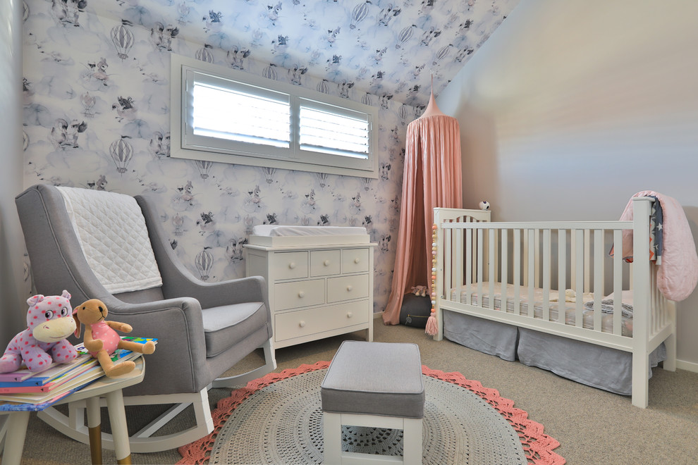 Ispirazione per una cameretta per bambini da 1 a 3 anni moderna di medie dimensioni con pareti grigie, moquette e pavimento grigio
