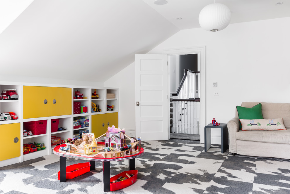 Bild på ett vintage könsneutralt barnrum kombinerat med lekrum och för 4-10-åringar, med vita väggar och heltäckningsmatta