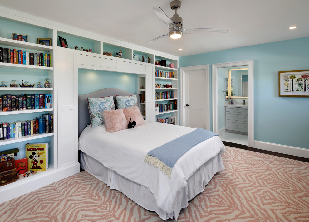 Exempel på ett stort klassiskt barnrum kombinerat med sovrum, med blå väggar, mellanmörkt trägolv och rosa golv