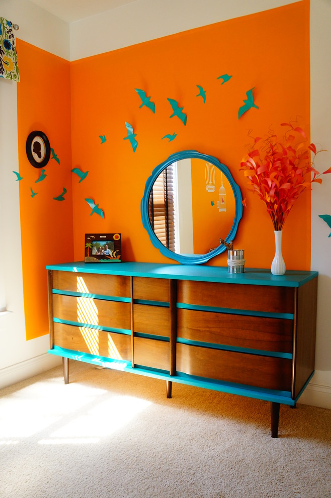 Idées déco pour une chambre d'enfant de 4 à 10 ans moderne avec un mur orange et moquette.