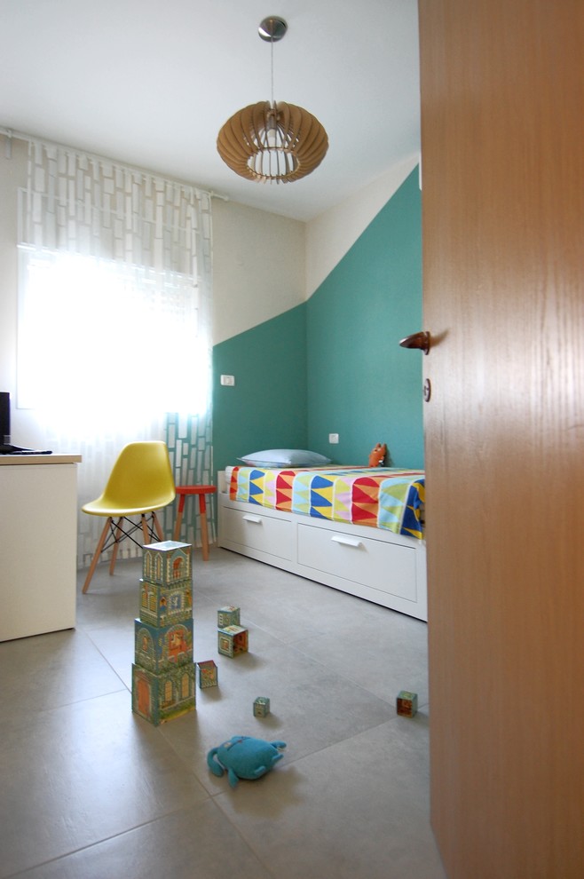 Cette image montre une petite chambre d'enfant de 4 à 10 ans traditionnelle avec un mur multicolore, un sol en carrelage de porcelaine et un sol beige.