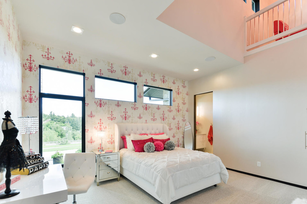 На фото: большая детская в современном стиле с спальным местом, белыми стенами, ковровым покрытием и серым полом для подростка, девочки